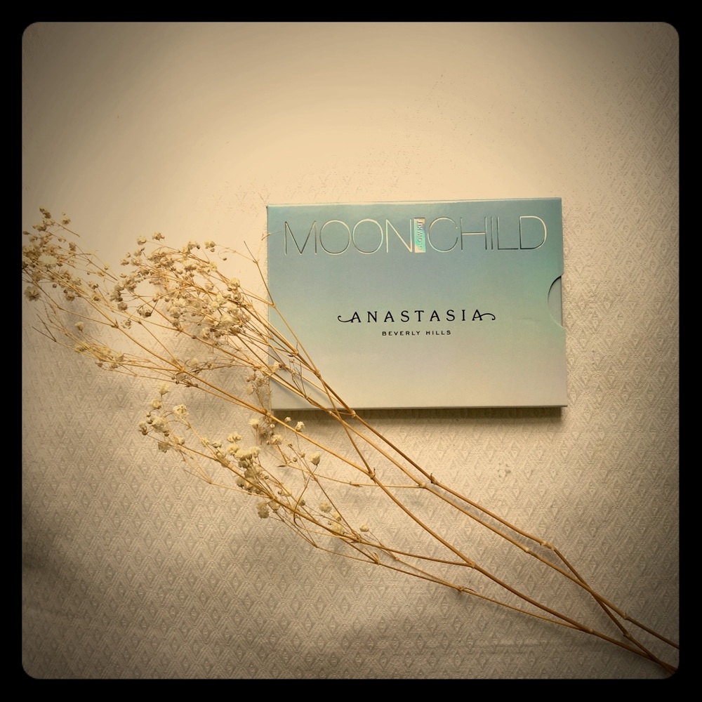 Dreamy “Moonchild” highlighter palette !! 🌜🌕